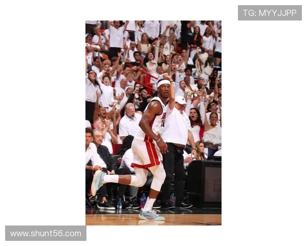 巴特勒突破重围杀入篮下精准放篮得手展现霸气进攻实力 巴特勒突破重围杀入篮下精准放篮得手展现霸气进攻实力