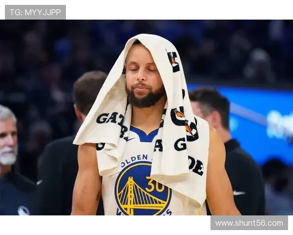 波斯特击地妙传助攻 库里外线三分精准命中展现神射手风采