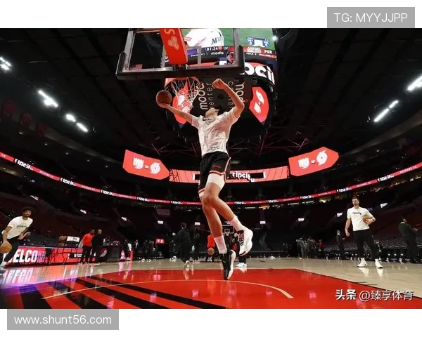 霍勒迪突破迅猛克林根篮下空接暴扣展现强大默契